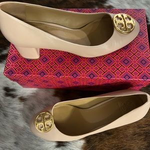 TORY BURCH | CHELSEA 50MM PUMP/COLOR GOAN SAND 927 (SIZE9)